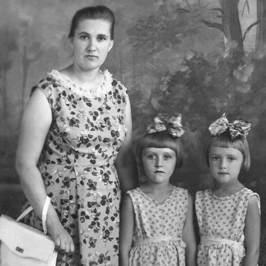 Marija Sivulskij sammen med døtrene, Olga og Irina, i 1965