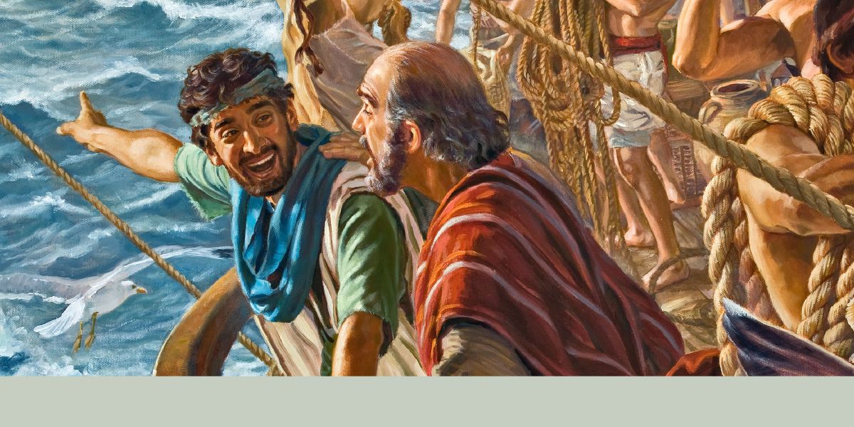 Apostoł Paweł i Tymoteusz stoją na górnym pokładzie statku. Tymoteusz pokazuje coś w oddali, a załoga statku wykonuje swoje obowiązki.