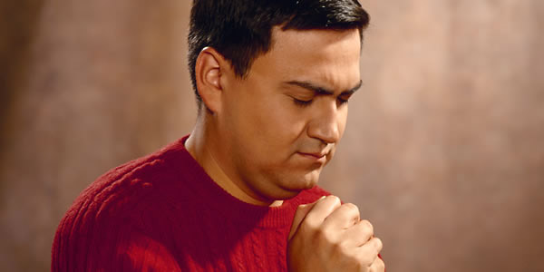 Mężczyzna pogrążony w żarliwej modlitwie do Jehowy Boga
