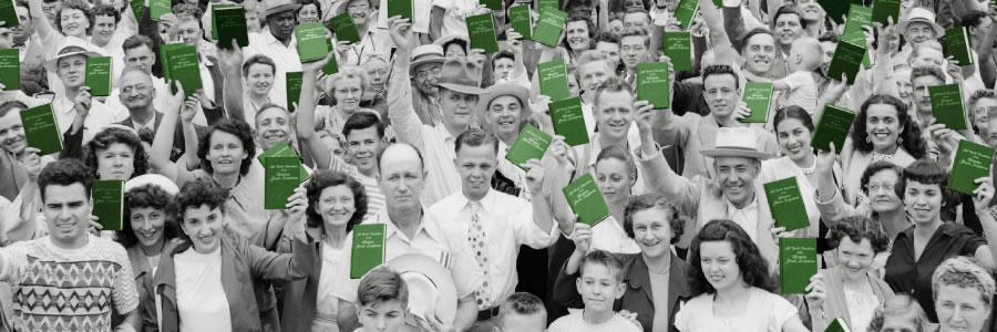 Uczestnicy zgromadzenia pokazują swoje egzemplarze „Chrześcijańskich Pism Greckich w Przekładzie Nowego Świata”