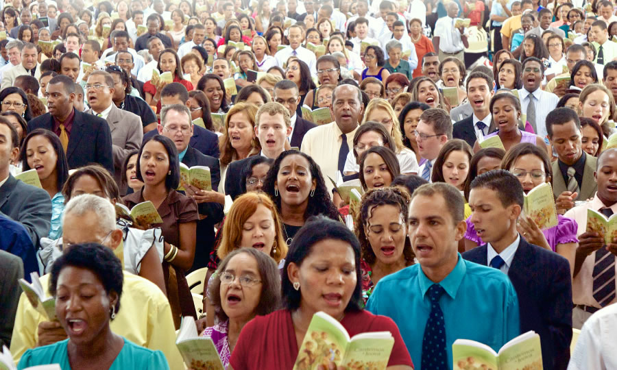 Duża grupa Świadków Jehowy podczas śpiewania pieśni