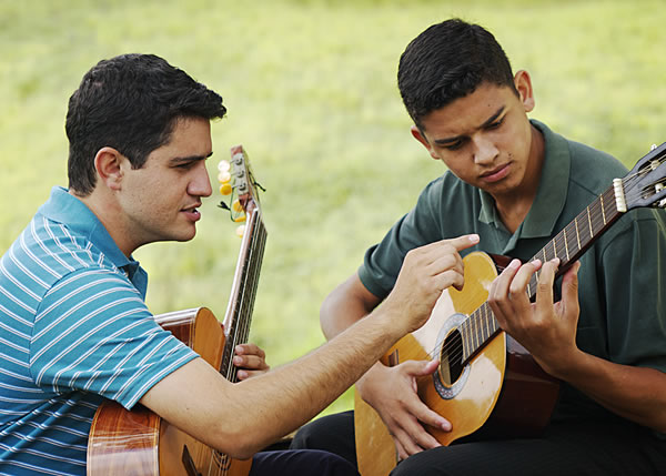 Bruno udziela lekcji gry na gitarze