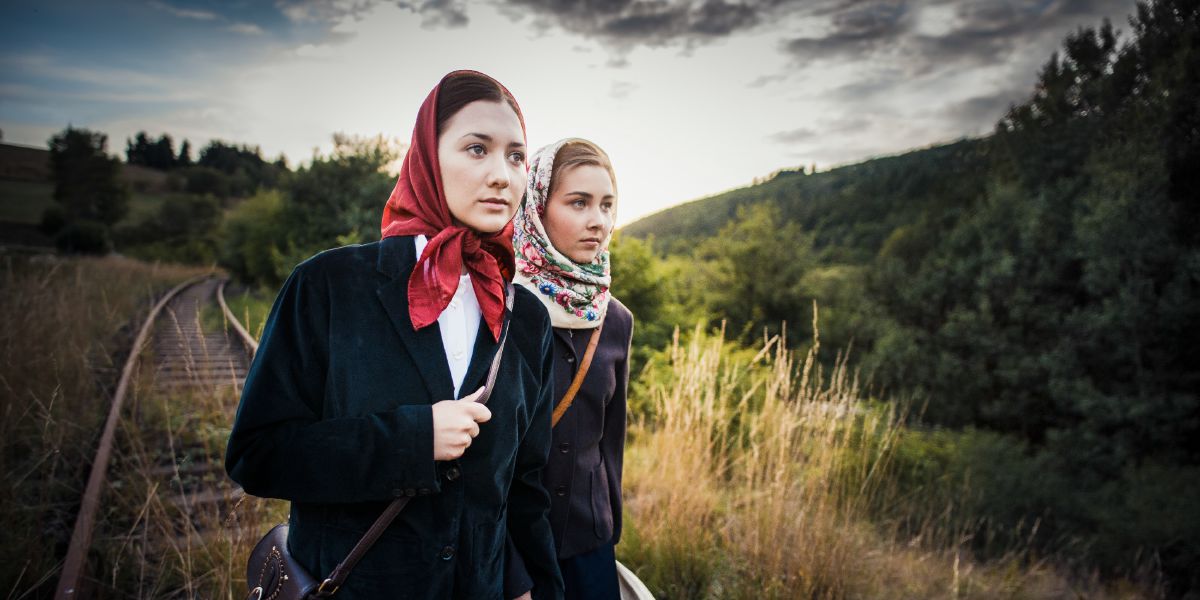 Na Syberii Corinna z inną siostrą idą wiele kilometrów na zebranie