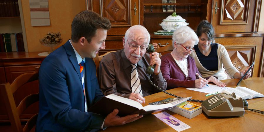 Młodzi chrześcijanie pomagają sędziwemu bratu i siostrze w głoszeniu telefonicznym i listownym