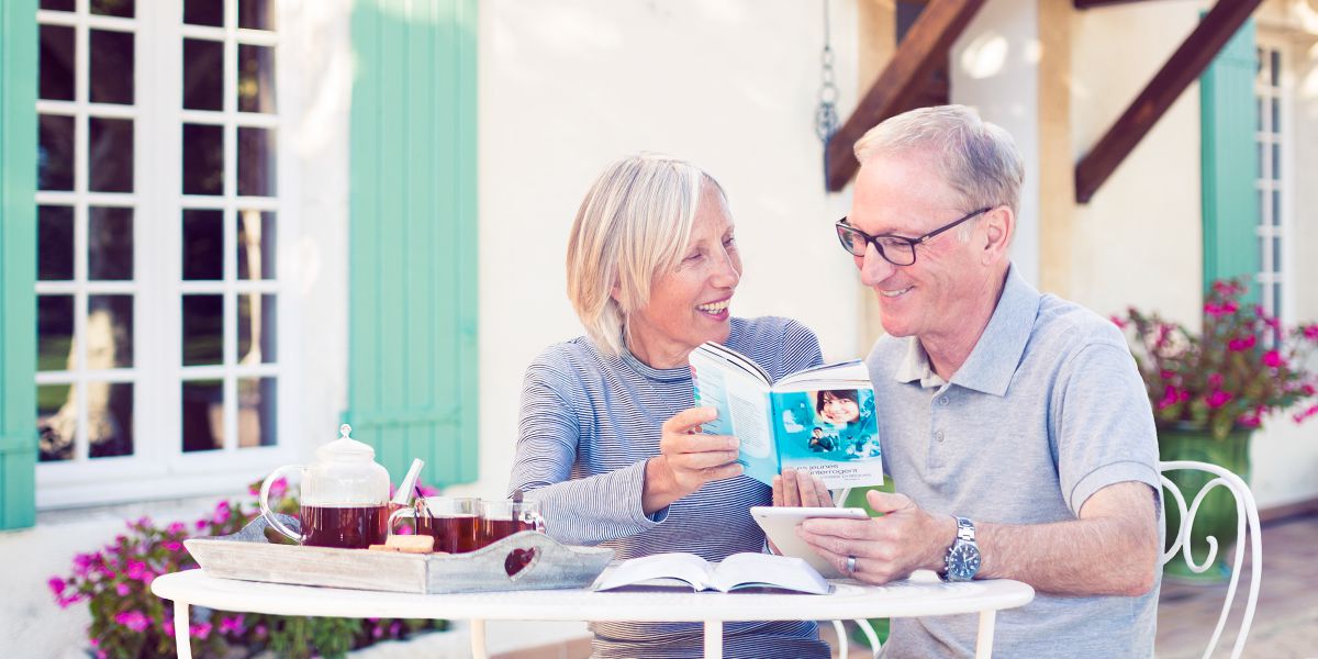 Starsze małżeństwo czyta książkę „Pytania młodych ludzi”