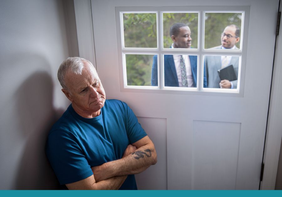 Mężczyzna nie otwiera drzwi, kiedy pukają Świadkowie
