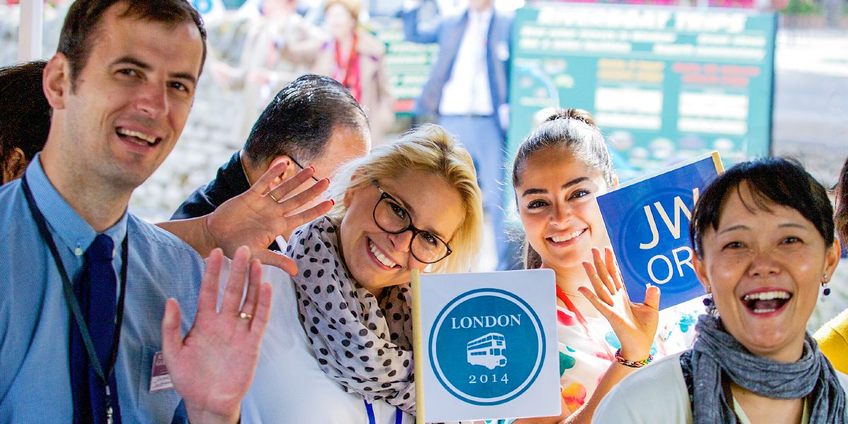 Świadkowie Jehowy witają delegatów przybywających do Londynu na kongres międzynarodowy w roku 2014