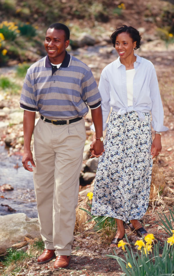 Marido e esposa andando de mãos dadas.