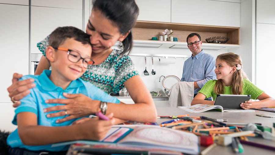 Um pai e uma mãe passando tempo com seus filhos.