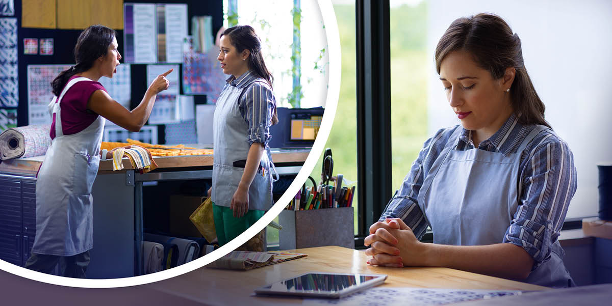 Conjunto de imagens: 1. Uma mulher ouve com calma enquanto uma companheira de trabalho grita com ela. 2. Mais tarde, a mulher ora da sua mesa de trabalho.