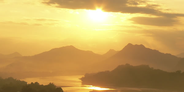 Pôr do sol sobre as montanhas