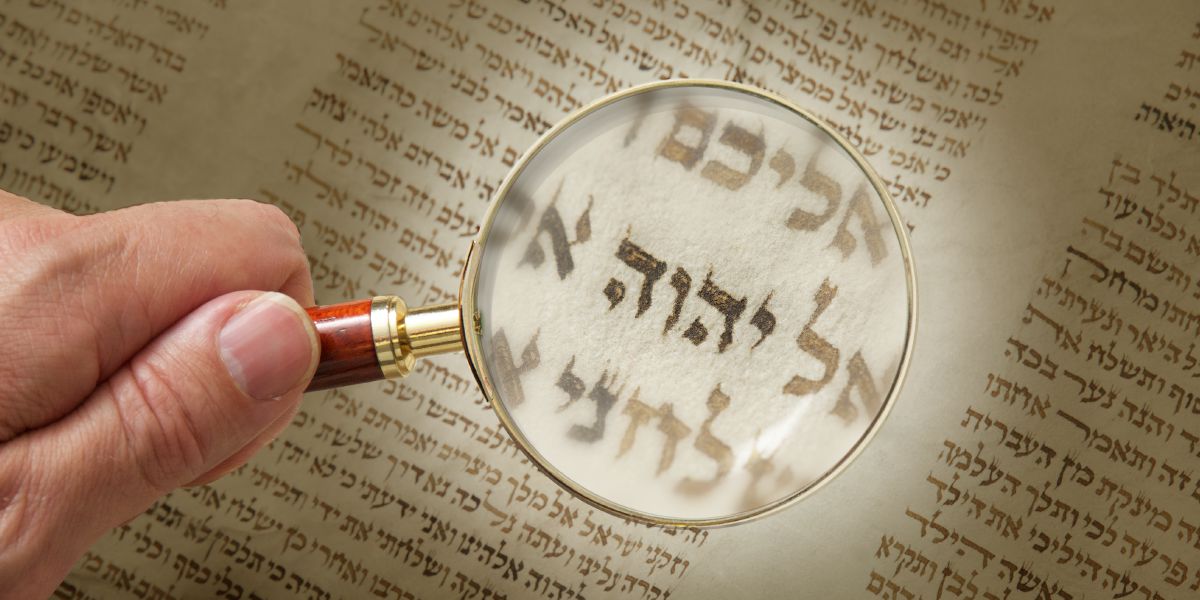 Uma lupa destaca o tetragrama em um manuscrito antigo