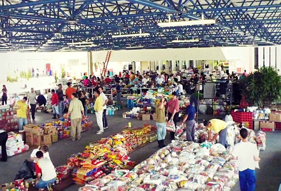 Testemunhas de Jeová organizando e distribuindo suprimentos doados para ajuda humanitária no Brasil
