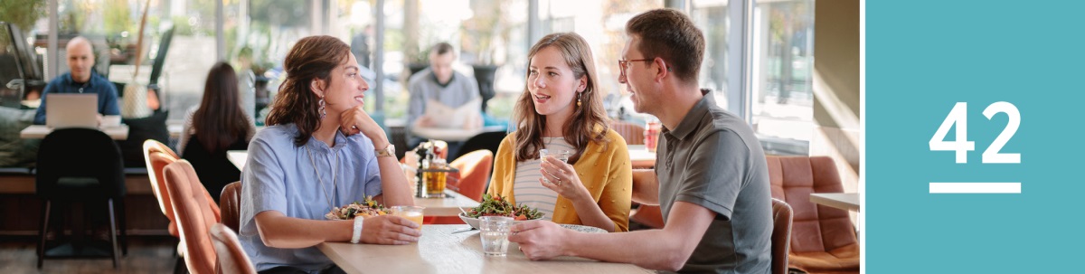 Lição 42. Uma irmã solteira e um casal conversando num restaurante.