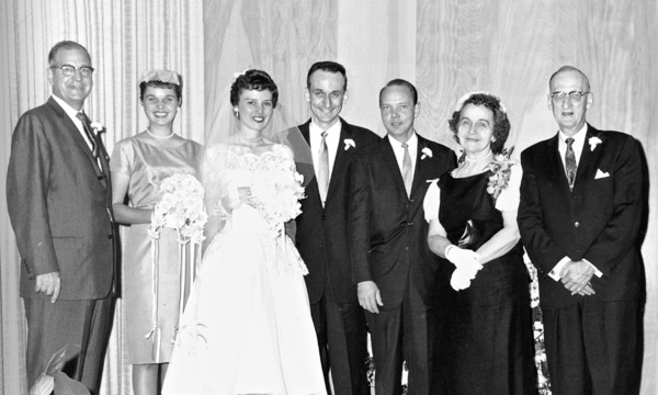 Robert e Lorraine Wallen com parentes e amigos no dia de seu casamento