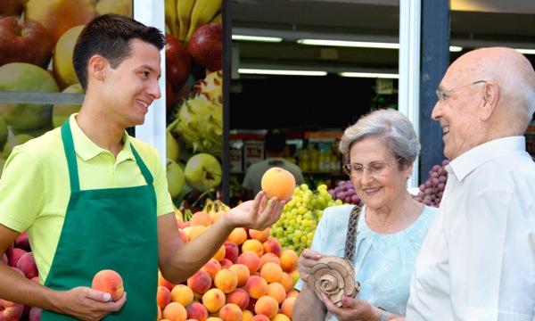 Um funcionário de supermercado feliz em ajudar os fregueses