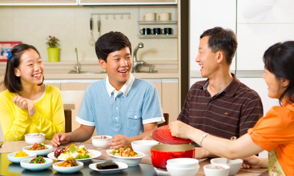 Uma família feliz tomando uma refeição juntos
