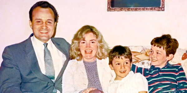 Anthony e Susan Morris com seus filhos ainda crianças