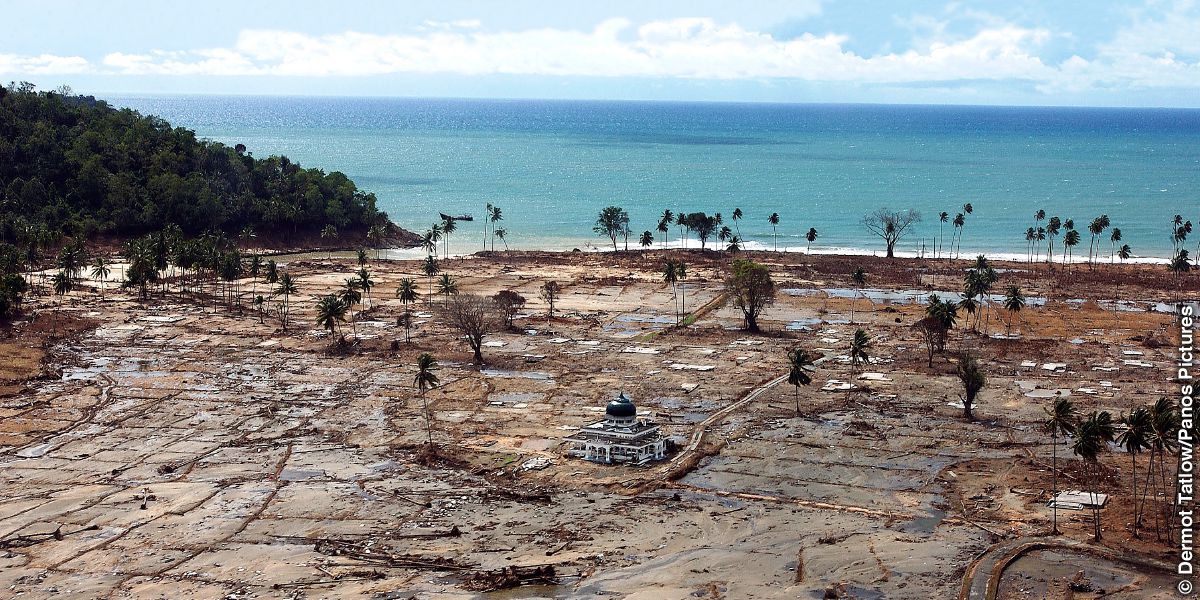 Costa de Sumatra, na Indonésia, que foi destruída por um tsunami