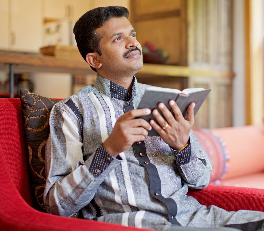 Homem lendo a Bíblia e meditando