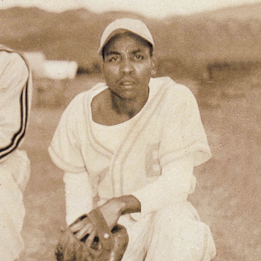 Samuel Hamilton jovem, usando uniforme do seu time de beisebol