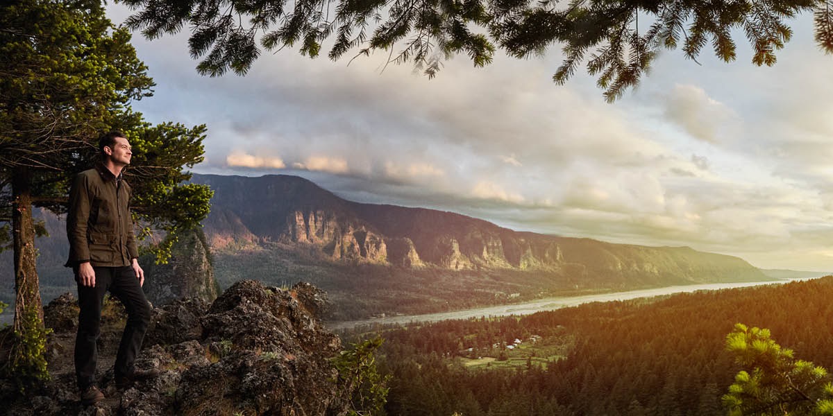 Um homem olhando para uma linda paisagem