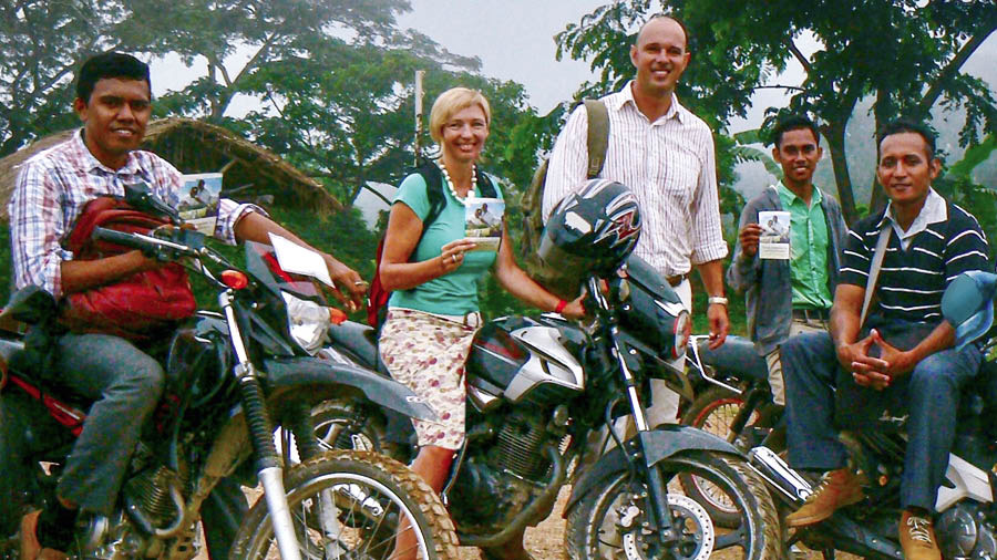 Vanessa, Alex, ni akadivar akwau asatu a mwi ngand yiney ayil ni ma moto kupan maladikij ma Chivurikish.