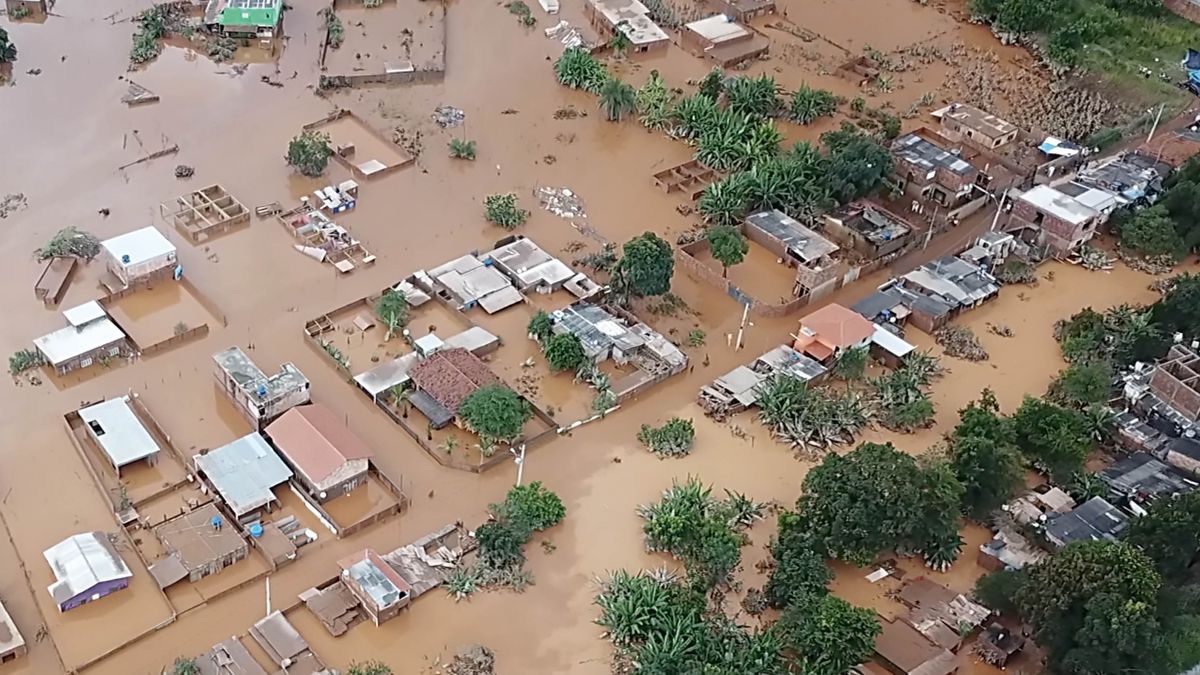 Scenă din materialul video „Inundații devastatoare în Brazilia”. Vedere aeriană asupra unor case și copaci dintr-un cartier inundat.