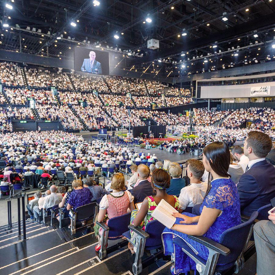 Martori ai lui Iehova din diverse medii participând la un congres