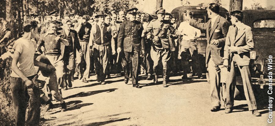 К Свидетелям Иеговы приближается толпа агрессивных людей (Канада. 1945).