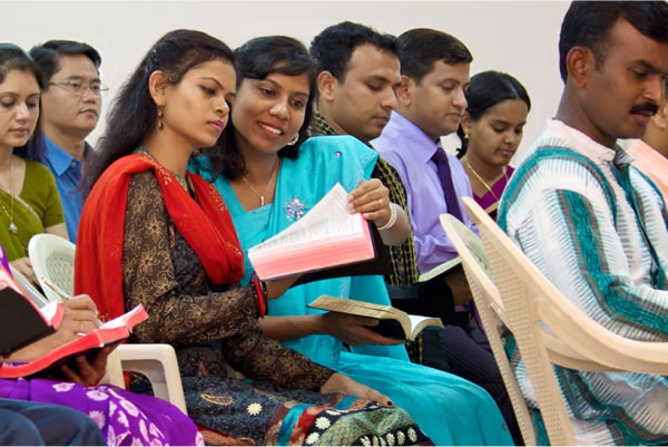 Люди учатся в Зале Царства