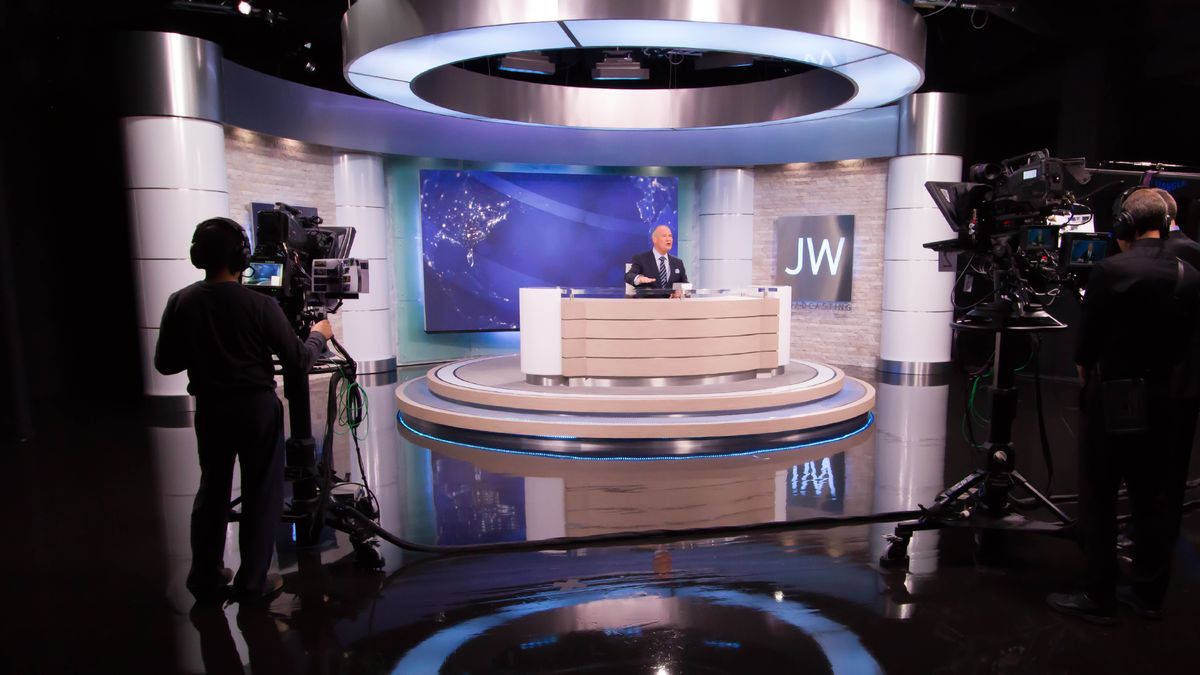 Братья записывают первый выпуск JW Broadcasting, который проводит Стивен Летт.
