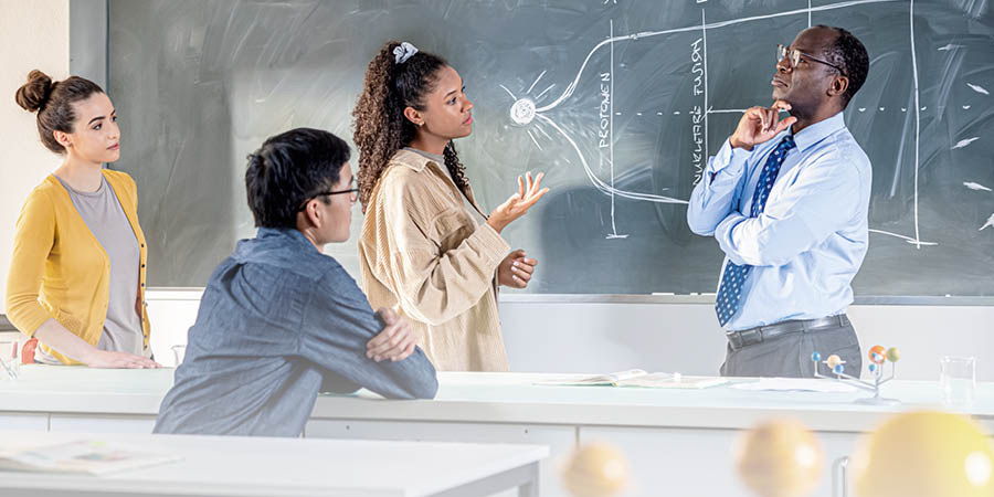 Преподаватель естественных наук беседует с учениками.