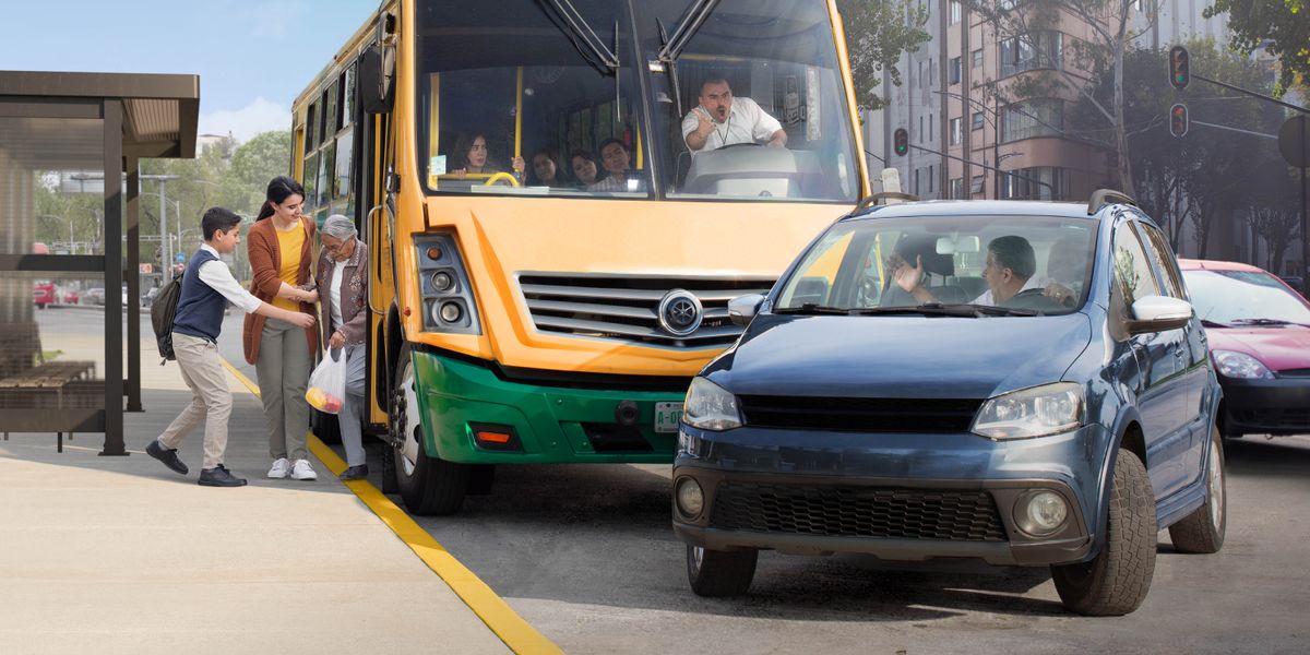 Рассерженный водитель автобуса кричит на водителя автомобиля, который выехал перед ним на дорогу. В это время женщина с сыном помогают пожилой женщине выйти из автобуса.