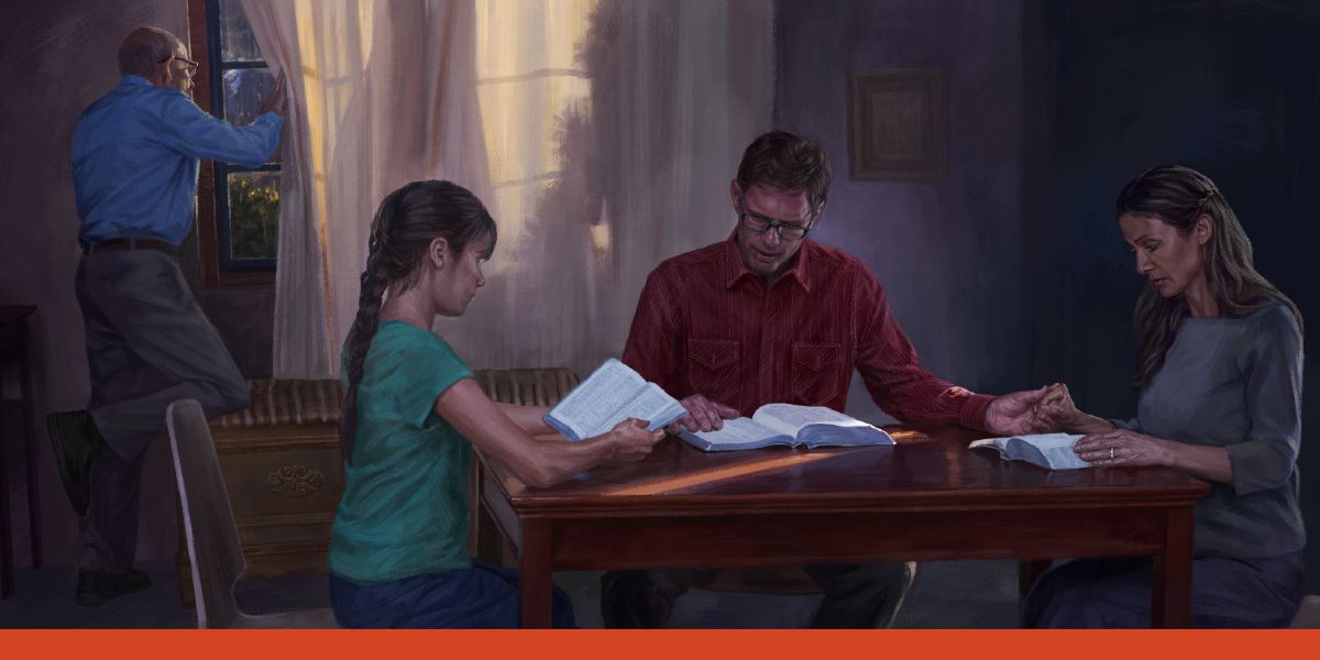 Семья читает Библию у себя дома, в то время как брат стоит у окна и следит за обстановкой.