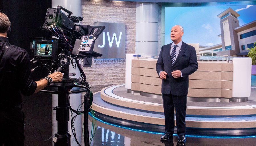 Стивен Летт, член Руководящего совета, на съёмках программы JW Broadcasting.