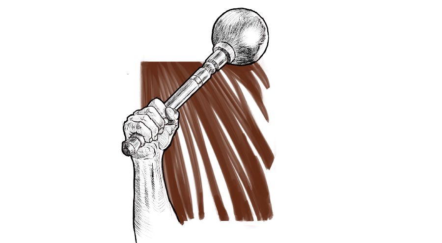 Человек держит оружие для уничтожения.