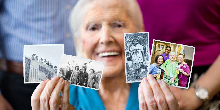 Пожилая сестра держит свои фотографии, где она запечатлена участвующей в разных видах служения