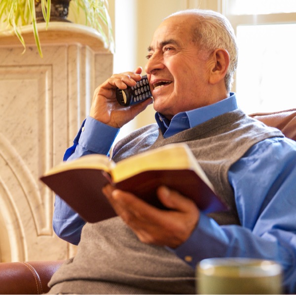 Пожилой брат делится библейской мыслью по телефону