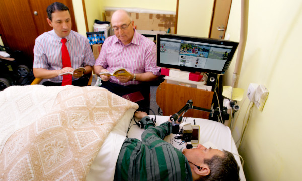 С помощью сайта jw.org Феликс Аларкон проводит изучение Библии с мужчиной