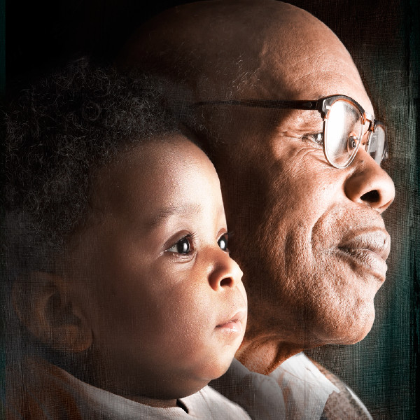 Пожилой человек и ребенок смотрят вдаль