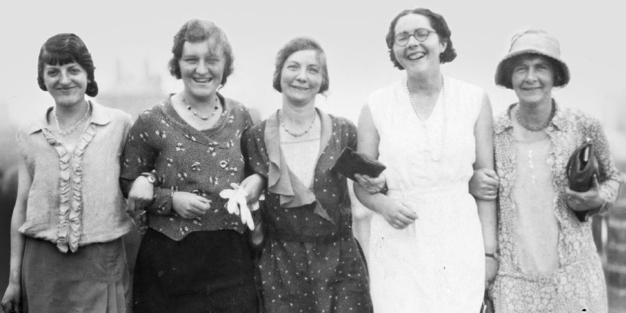 Пять сестер-пионеров из Англии, посетивших в 1931 году конгресс в Париже