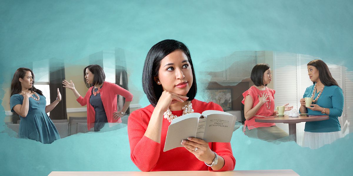 Христианка читает Библию и размышляет, как ей поговорить с сестрой по вере: с сарказмом или любезно