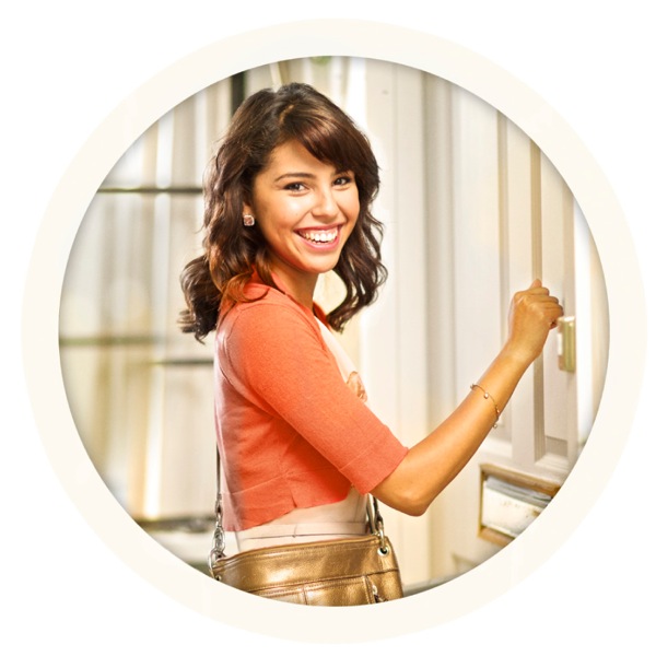 Сестра в служении радостно стучит в дверь