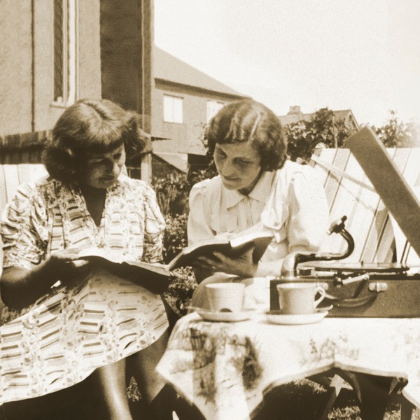 Сестра пользуется в проповеди фонографом