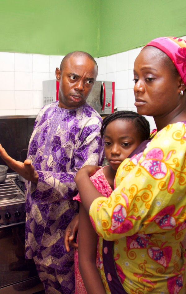 Сердитый муж ругает жену. Дочь расстраивается