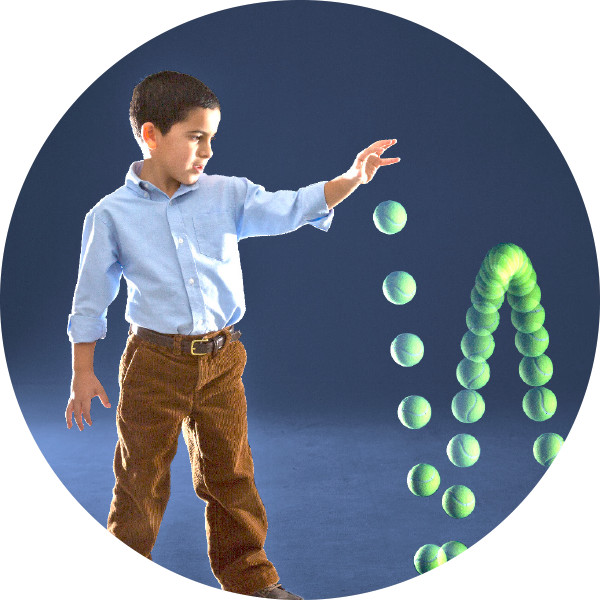 Мальчик бросает мячик