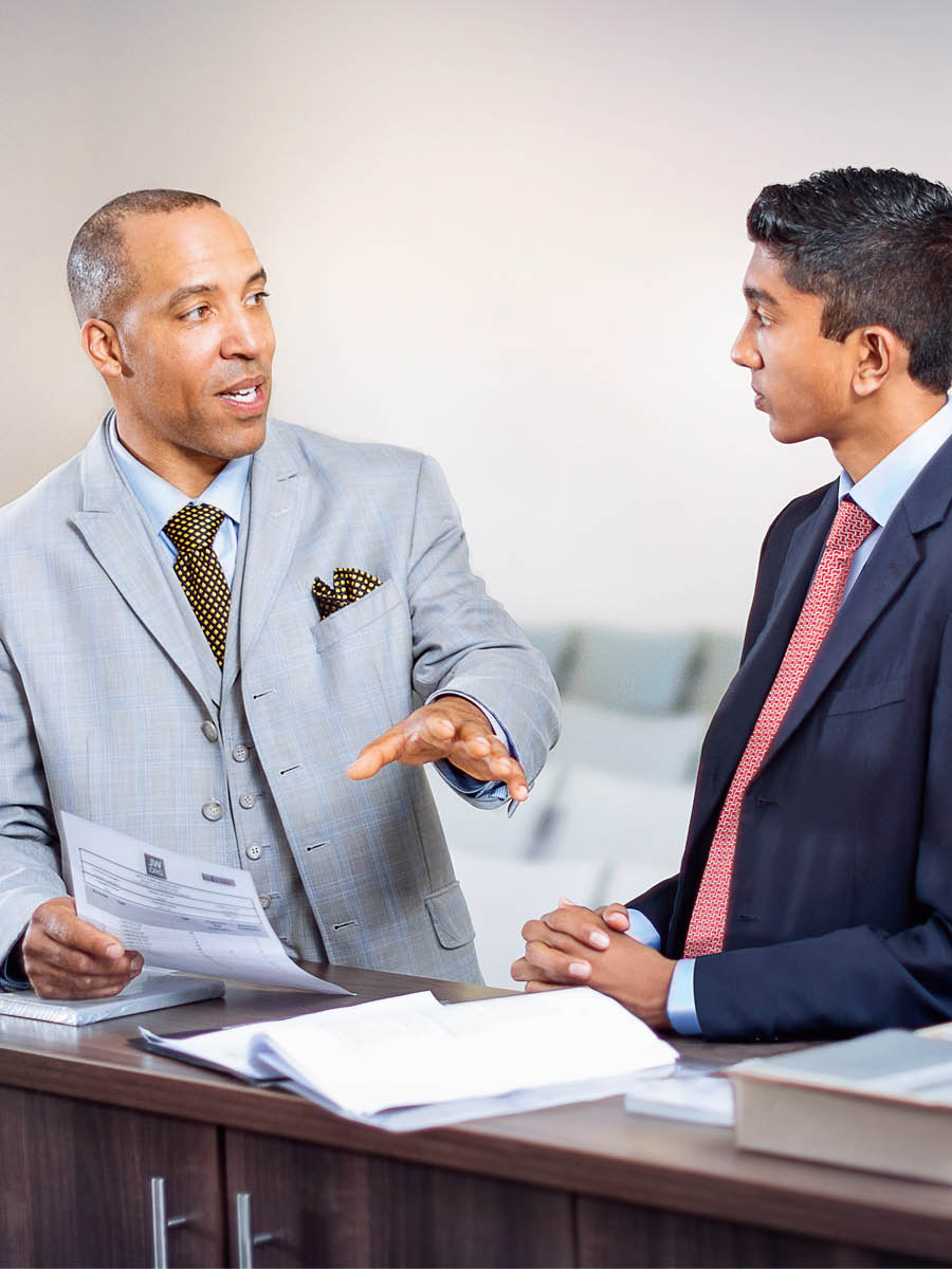 Старейшина обучает молодого брата.