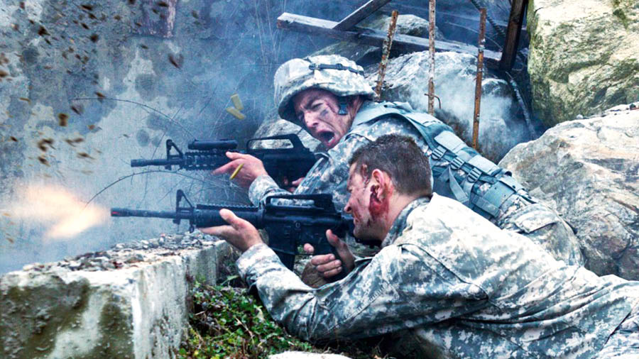 Солдаты сидят в укрытии и отстреливаются от противника.