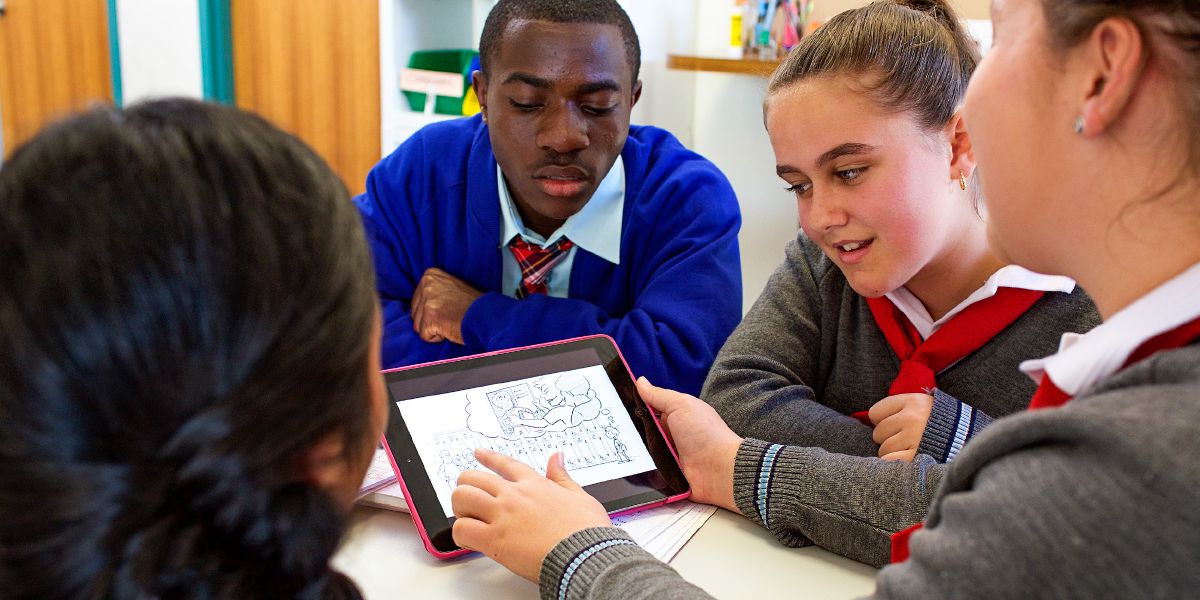 Подростки в Австралии смотрят видеоролик «Кто такой настоящий друг?» в формате фломастерной анимации